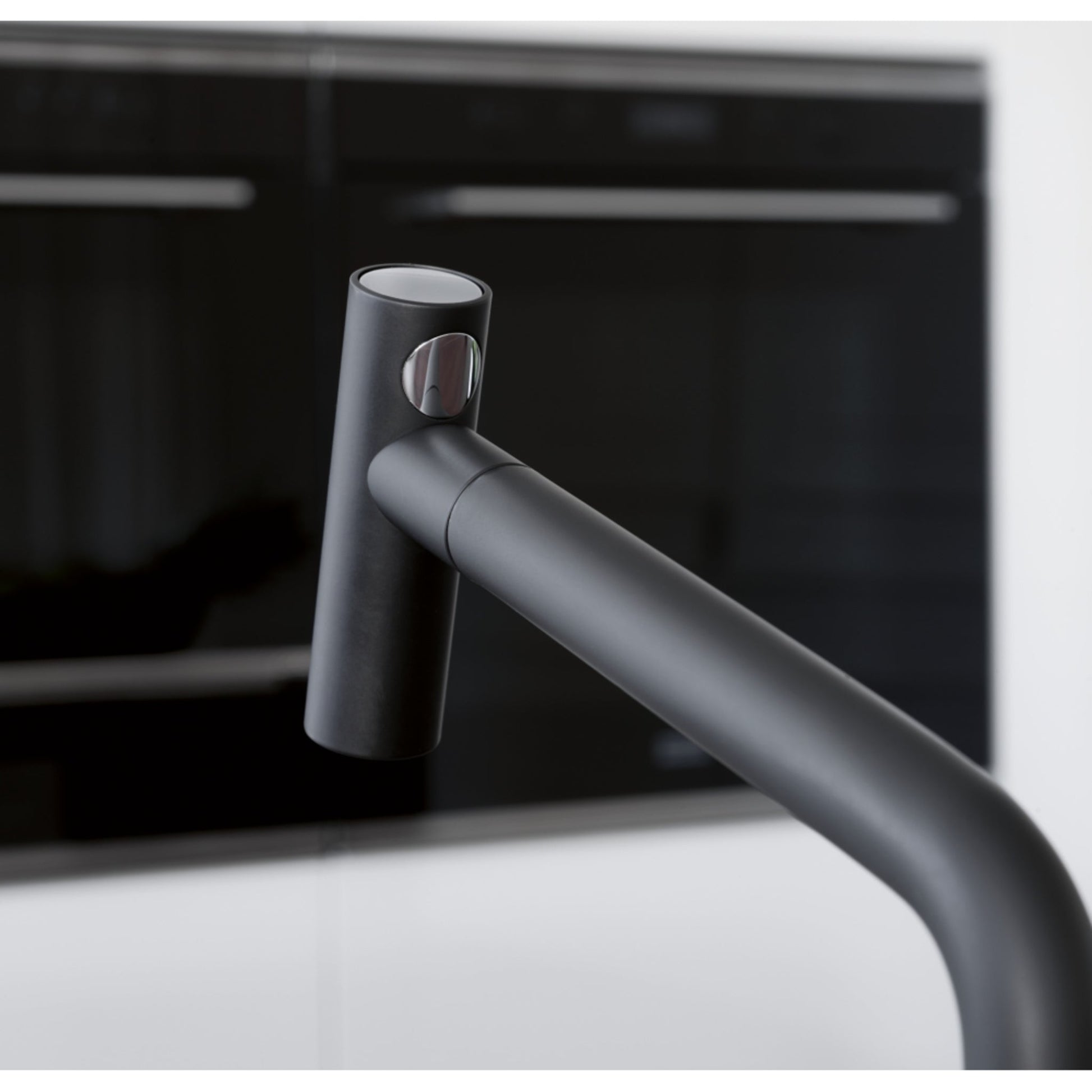 Franke Icon Pull Out Jet Shower Matt Black Kitchen Tap - The Tap Specialist